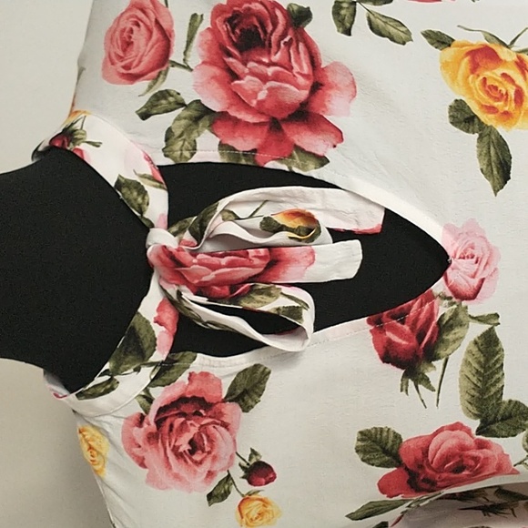 Necktie Floral Top | Multicolor Roses 🌹💐 - Picture 2 of 8